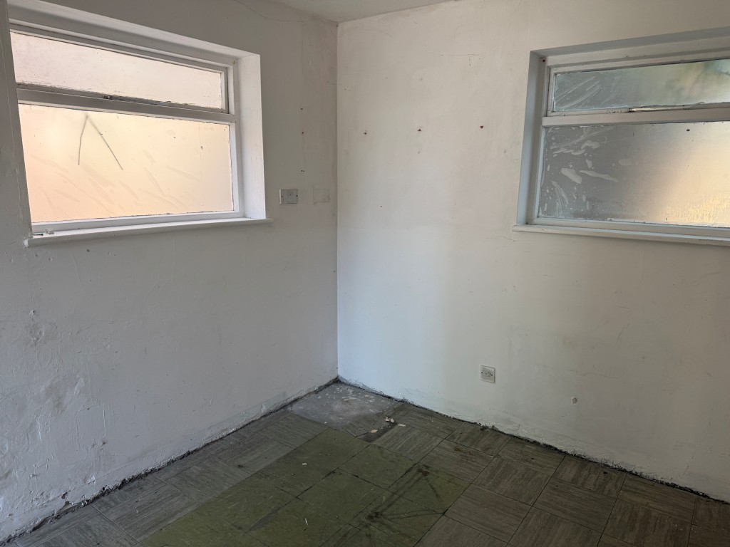 Lot: 22 - FORMER POLICE OFFICE WITH POTENTIAL - Office with double aspect